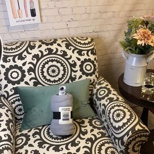 PINK Victoria’s Secret throw NWT